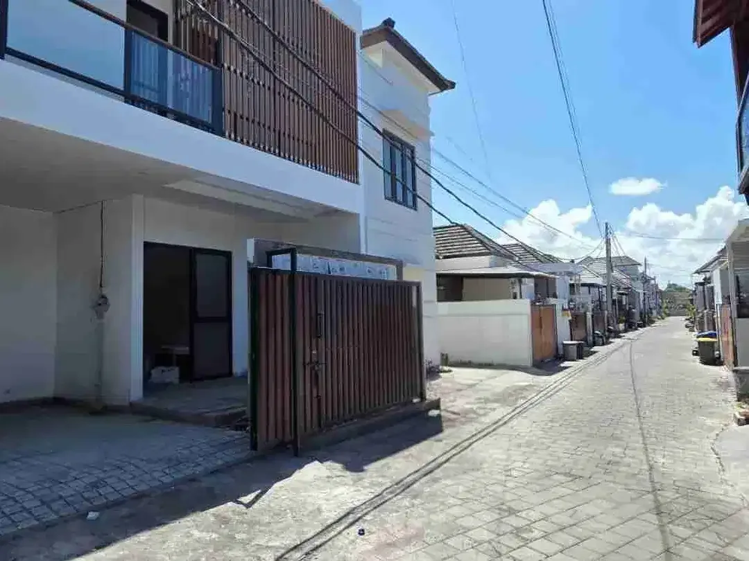 RUMAH BARU SIAP HUNI 2 LANTAI DEKAT KERTALANGU, SANUR DAN BATUBULAN - Image 2 of 10