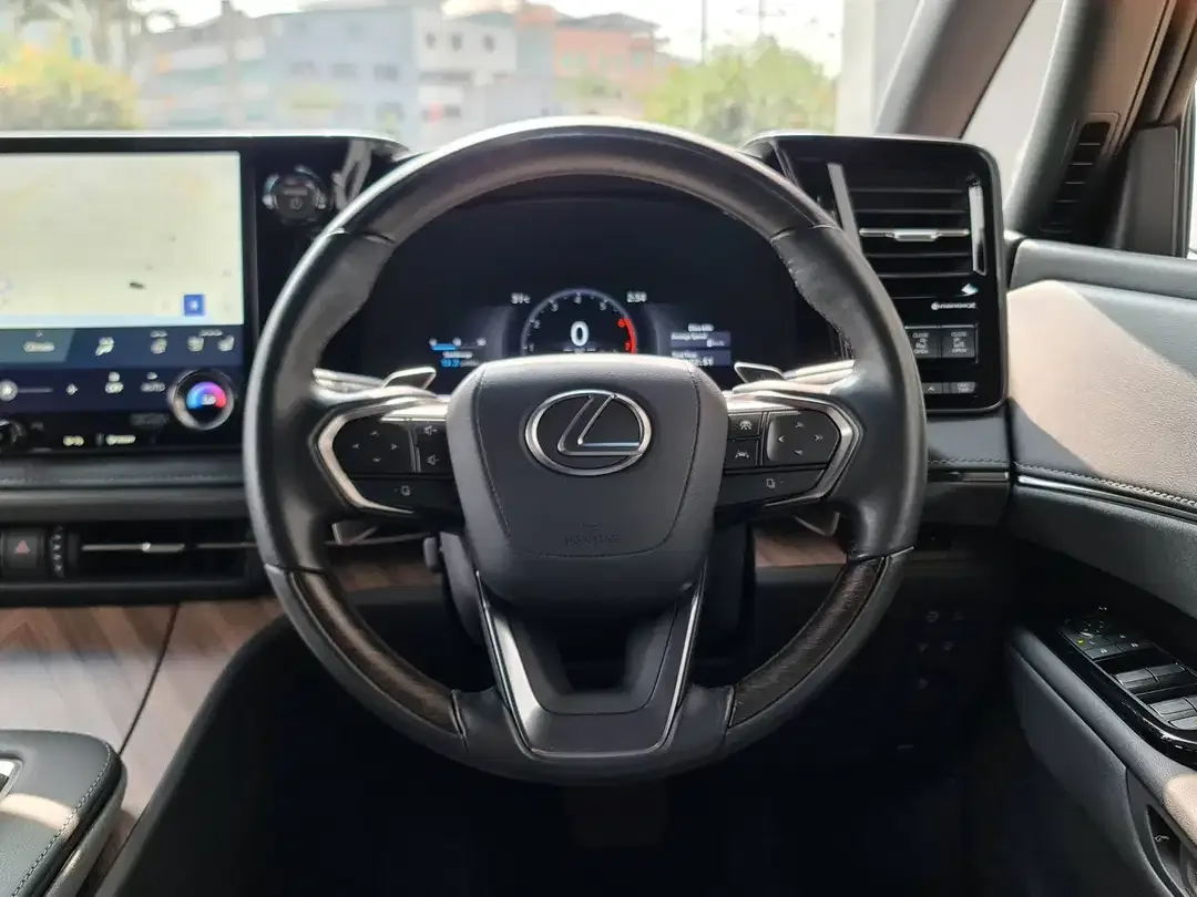 LEXUS LM350h 7 seater - Image 6 of 10