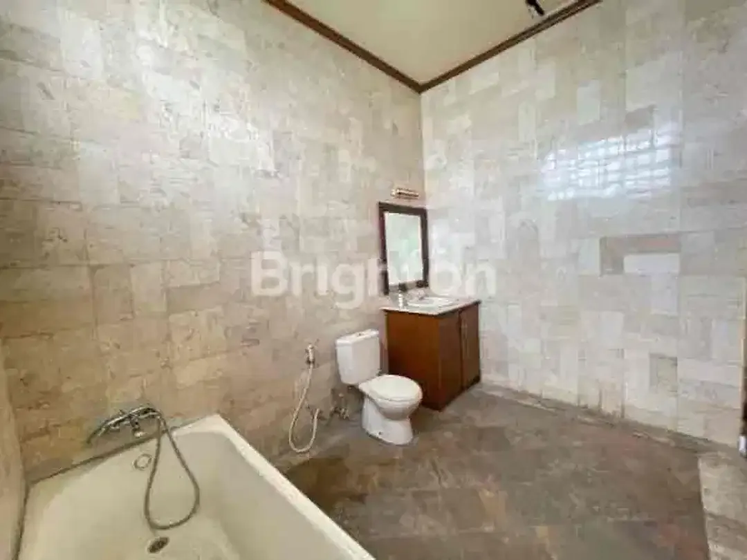 4 BR HOUSE UNFURNISHED IN TUKAD BALIAN ONLY 10 MINUTES TO MERTASARI BEACH SANUR - Image 6 of 8
