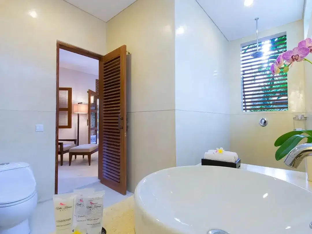 Freehold - Luxurious Balinese Retreat with Spacious Living, Lush Gardens, and Prime Seminyak Location - Image 3 of 10