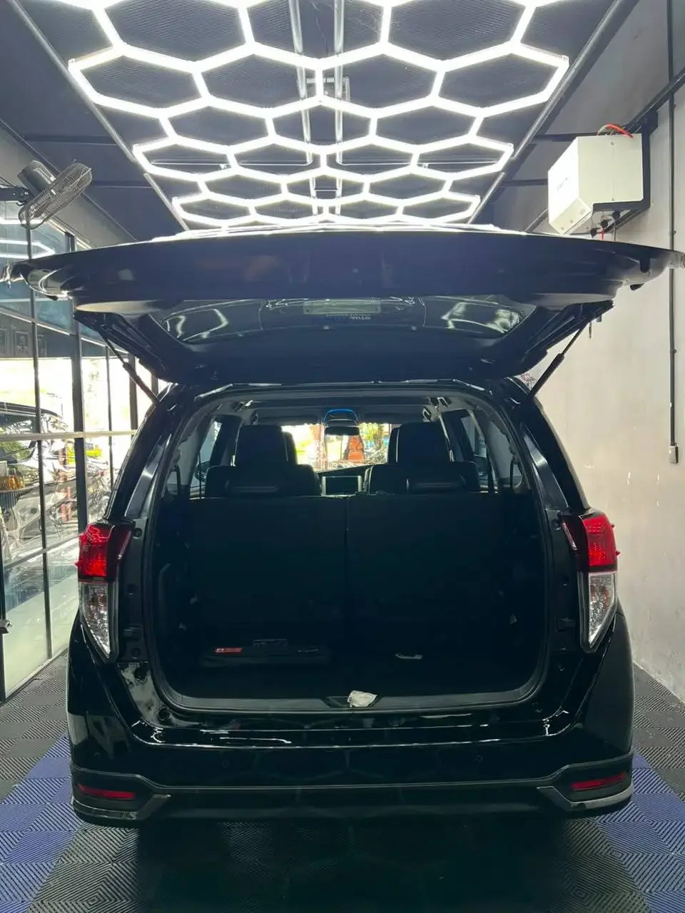INNOVA VENTURER 2022 HITAM DIESEL AT ASLI BALI - Image 9 of 10