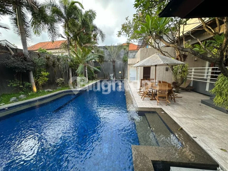 Rumah semi Villa 3 lantai dengan desain interior modern minimalis yang cozy semi Furnished with swimming Pool, Garden,serta akses jalan yang lebar,berlokasi di Gatsu Barat dekat Kerobokan - Image 1 of 4