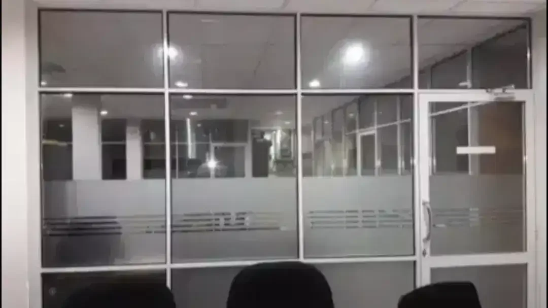 Ruang kantor pasang stiker sanblas kaca film menambah kesan ekslusif - Image 1 of 1