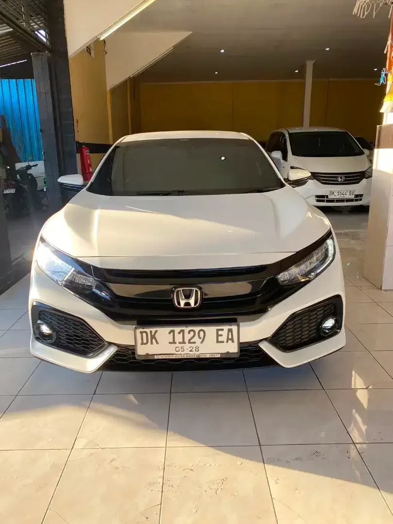 Honda Civic Turbo Hatchback 2018 Automatic - Image 2 of 10