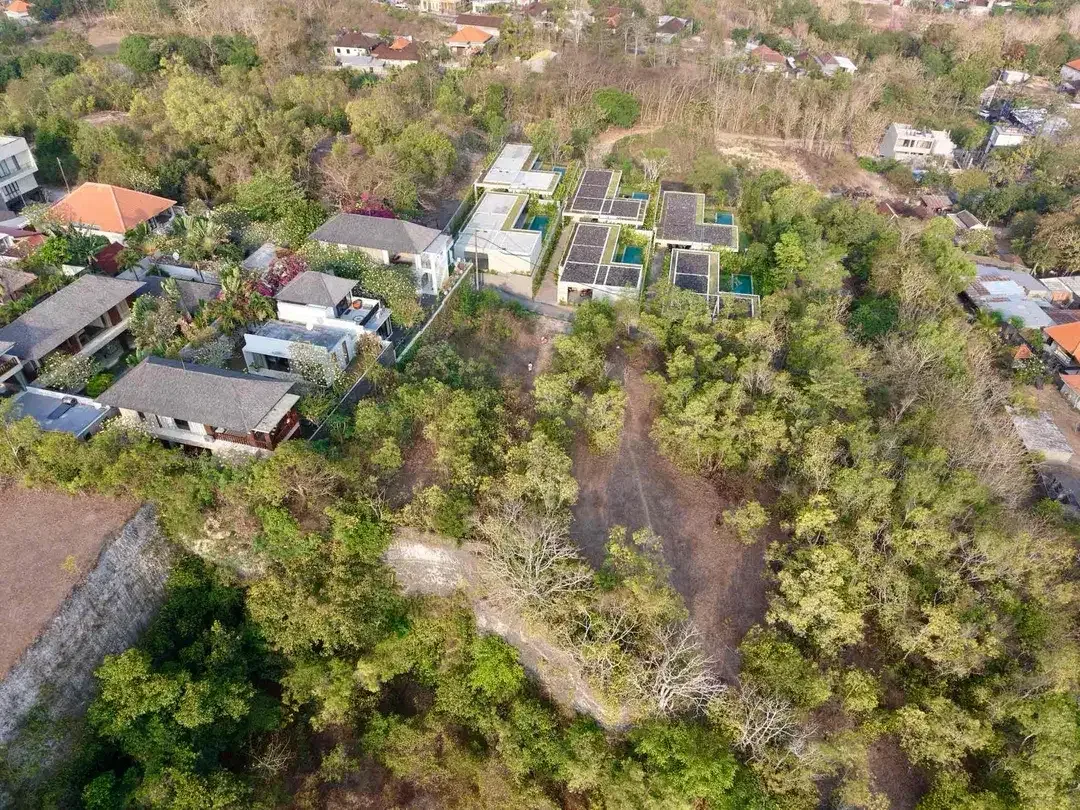 DIJUAL TANAH OCEAN VIEW DI UNGASAN BALI – LINGKUNGAN VILLA - Image 6 of 8