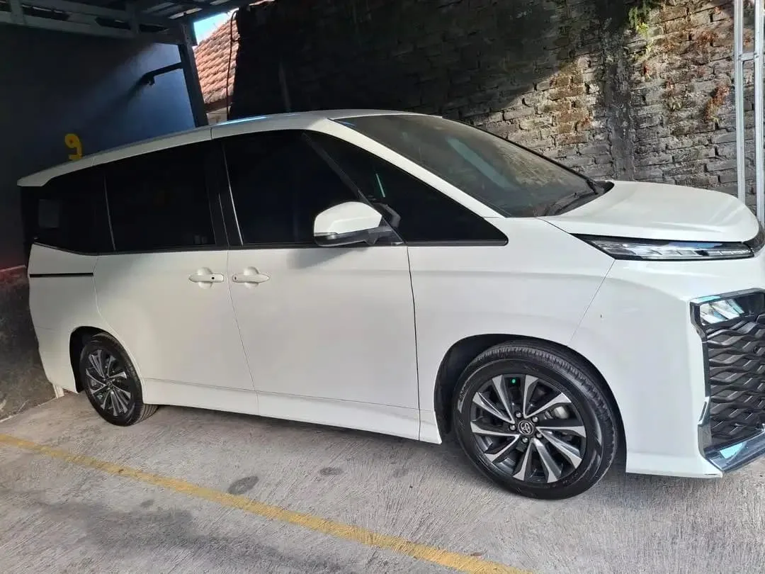 Jual Toyota Voxy 2.0 NIK 2023 Putih Metalik Very Low KM (ISTIMEWA) - Image 2 of 5