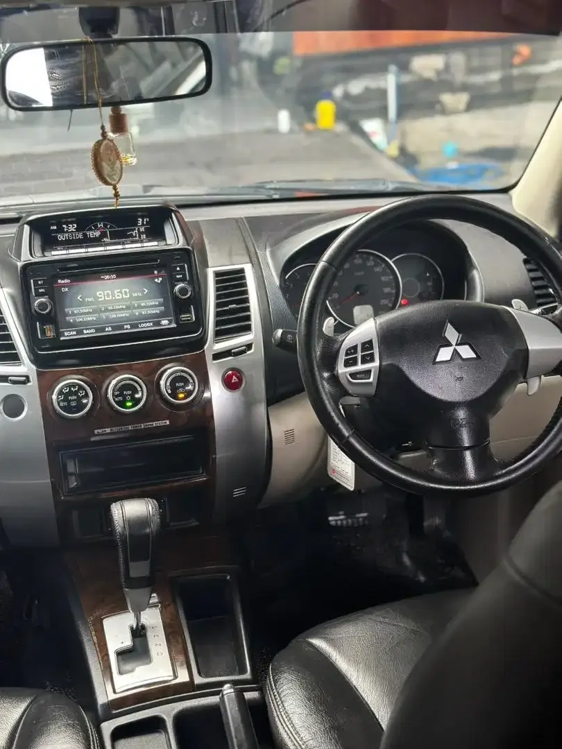 PAJERO DAKAR SPORT 2014 MATIC DIESEL LOW KM ISTIMEWA - Image 9 of 10