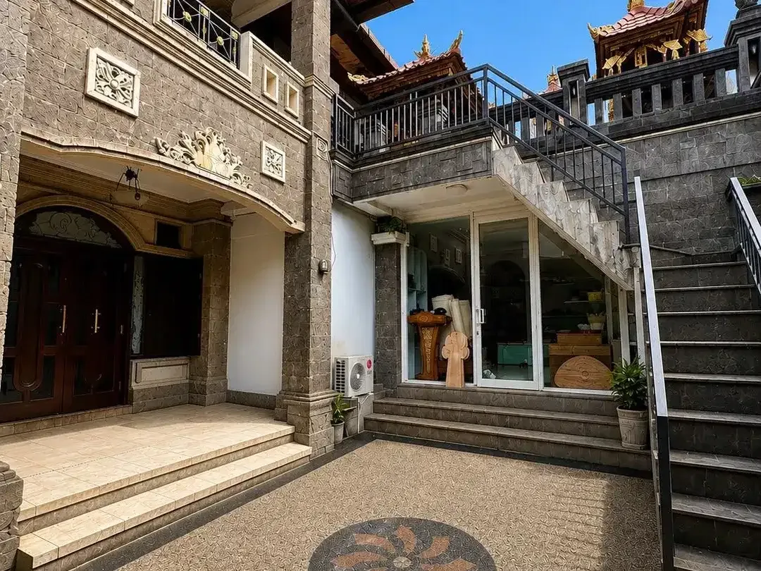 Rumah 2 Lantai 6 Kamar Tidur SHM Dijual di Cargo, Denpasar Utara - Image 1 of 6