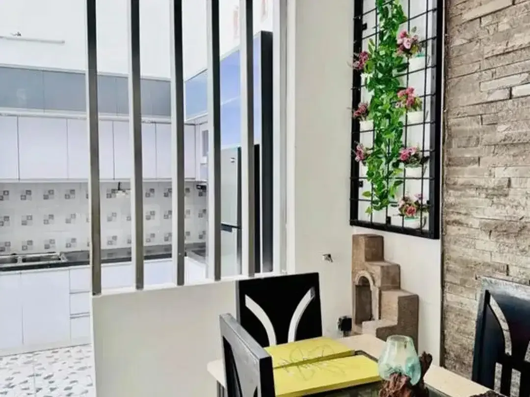 Rumah 4 Kamar Tidur Fully Furnished, Dekat Pantai Disewakan di Sanur - Image 3 of 10