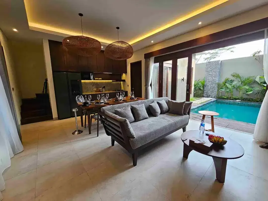 VILLA RESIDENCE SIAP HUNI, FULLY FURNISHED, LOKASI KAWASAN ELIT - Image 1 of 10