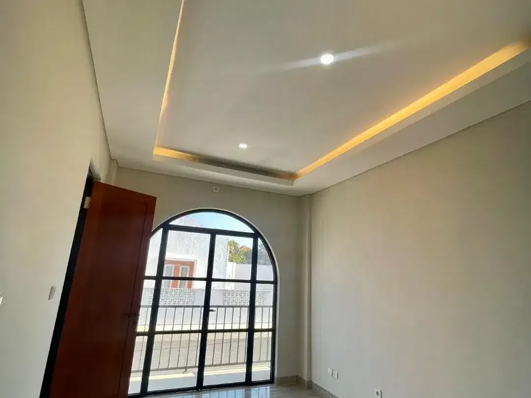 Freehold A Brand-New 3-STORY Luxurious Mediterranean-Style Villa Close To Melasti Beach and GWK Bali - Image 8 of 10