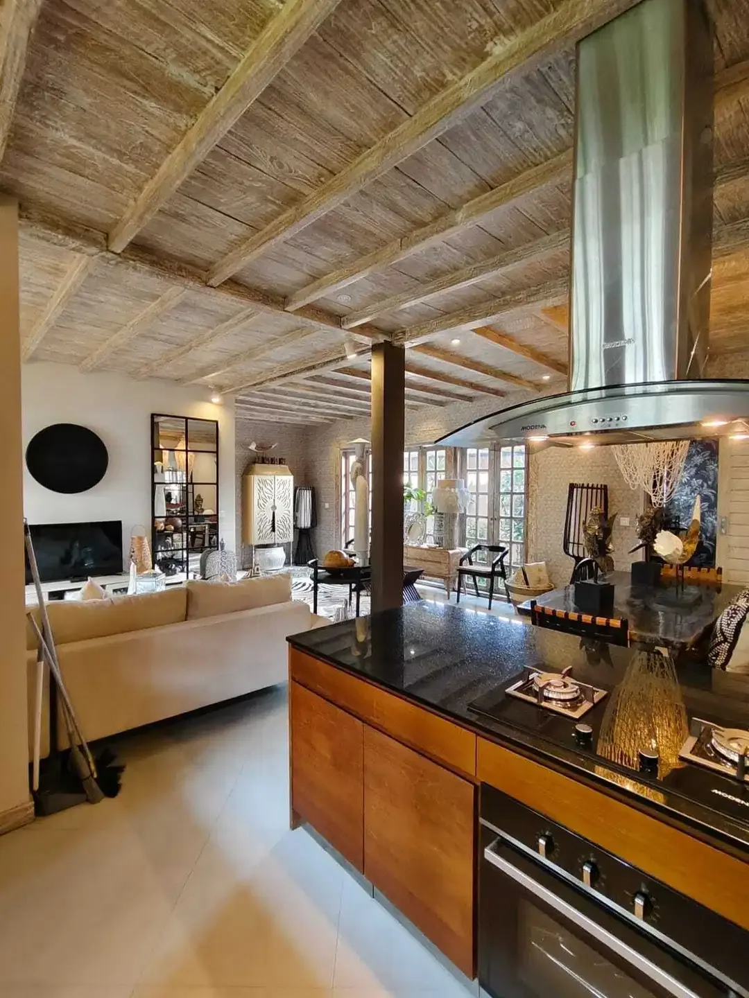 FOR SALE VILLA FULL FURNISHED LOKASI BAGUS DI SEMINYAK - Image 3 of 10