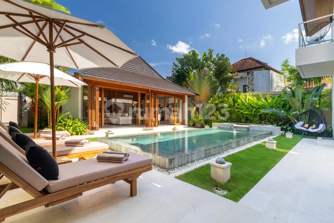 Hak Milik Villa Modern Bergaya Joglo di Kerobokan - Image 2 of 4