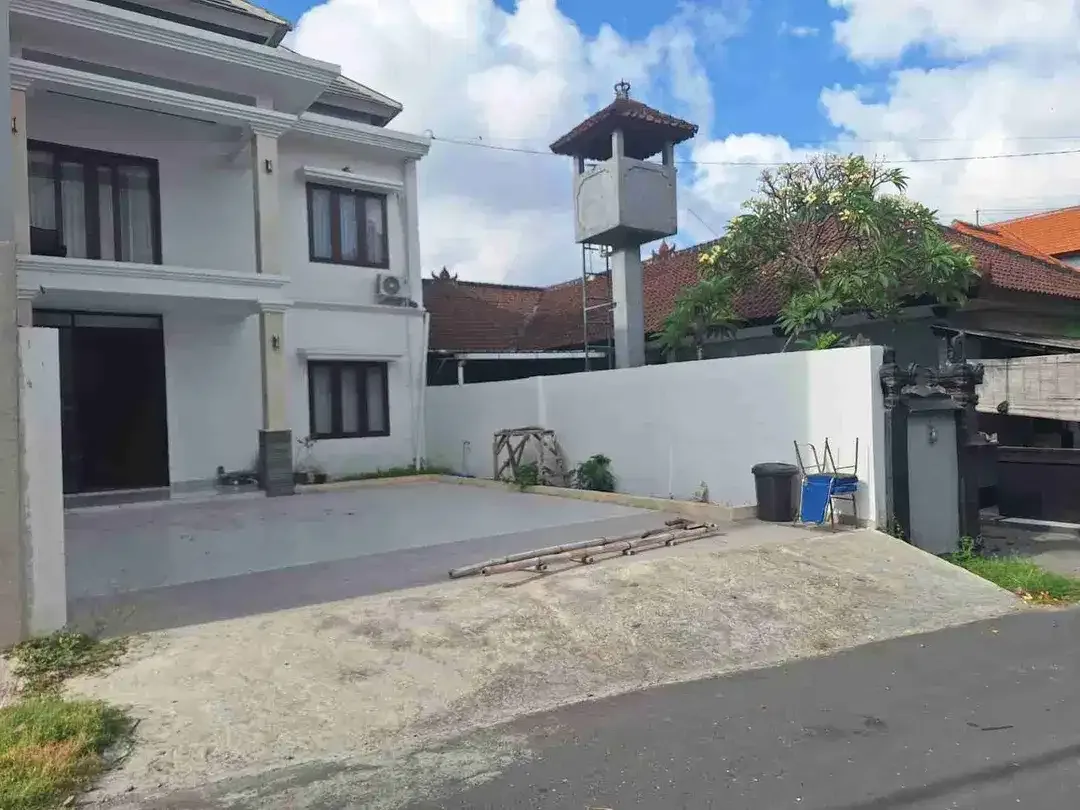 Rumah Lokasi Strategis di Gatsu Barat Denpasar-Carport 2 Mobil+SHM - Image 1 of 9