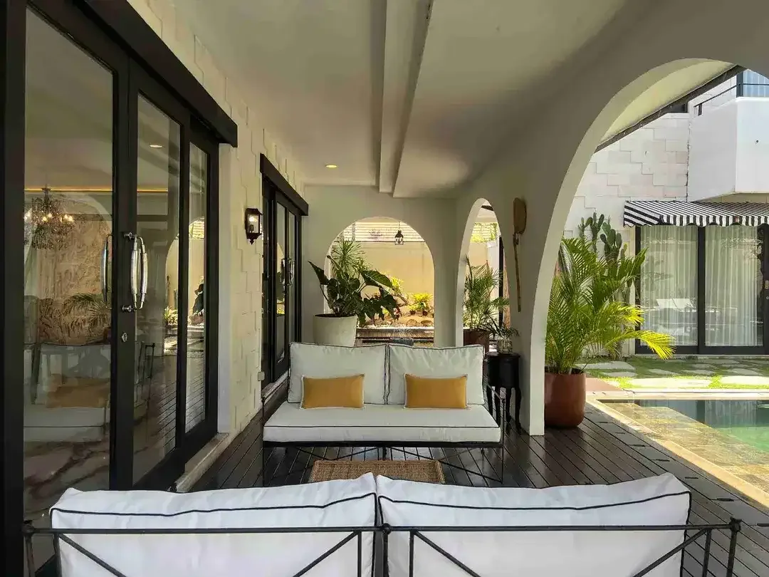 Luxury Villa Komersial Mewah 150 Meter ke Pantai Seminyak - Image 2 of 10