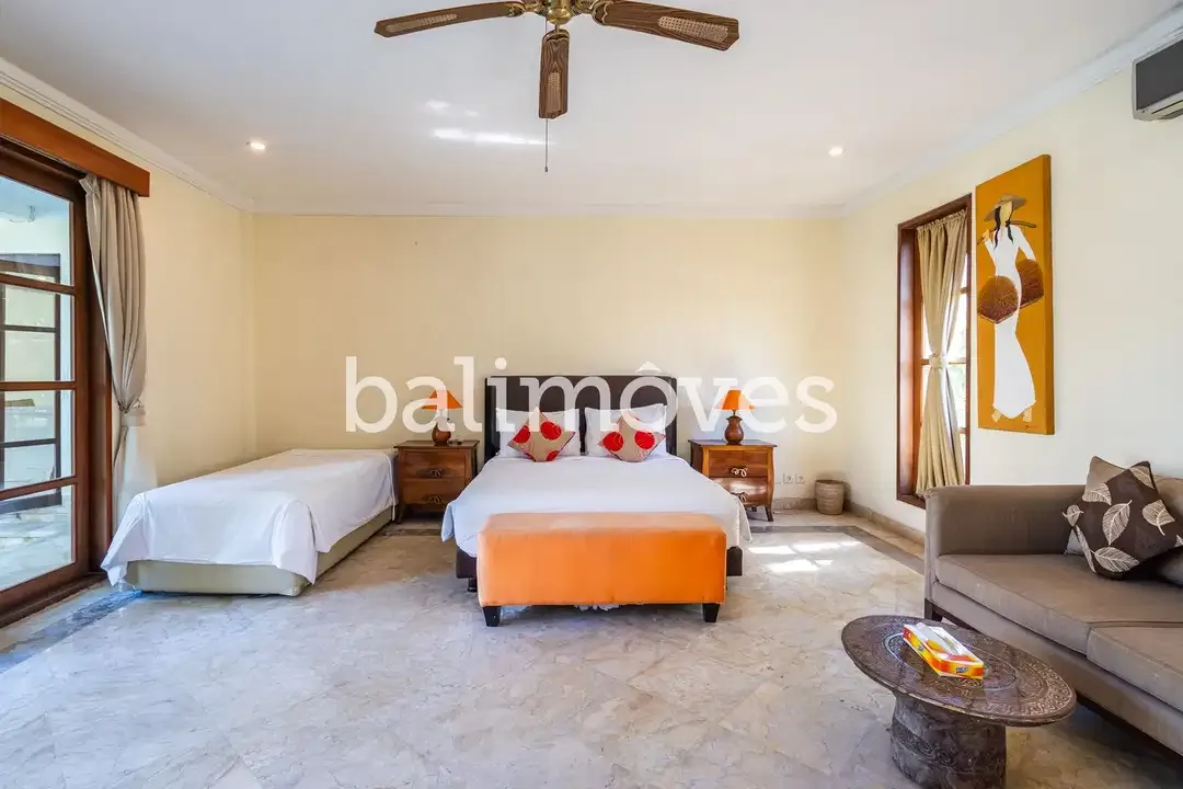 Villa Klasik dan Luas 5 Kamar Tidur Di Tepi Pantai Sanur - Image 10 of 10