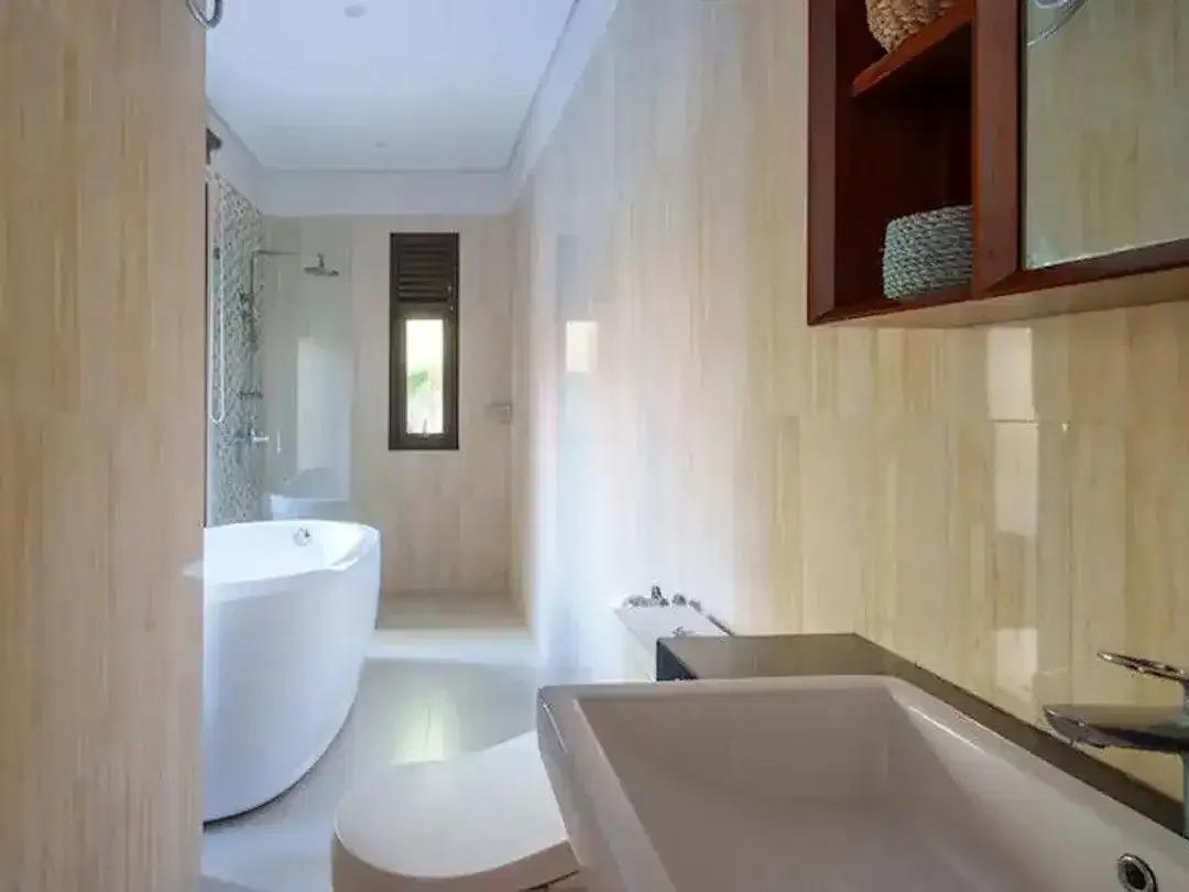 Freehold - Elegant 3-Bedroom Freehold Villa in Kerobokan, Bali - Image 7 of 10