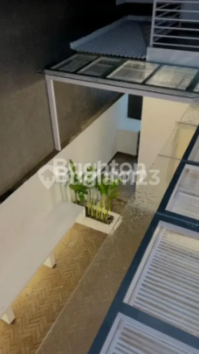 Rumah 2 lantai semi furnished dengan model desain minimalis dipusat kota Denpasar diarea Denpasar Renon - Image 4 of 4