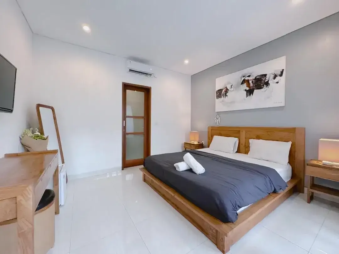 Dijual Guest House Siap Operasional dengan Lokasi Premium 7 Kamar Tidur, Kolam Renang dan Fully Furnished dengan Potensi Pendapatan Menarik - Image 6 of 10