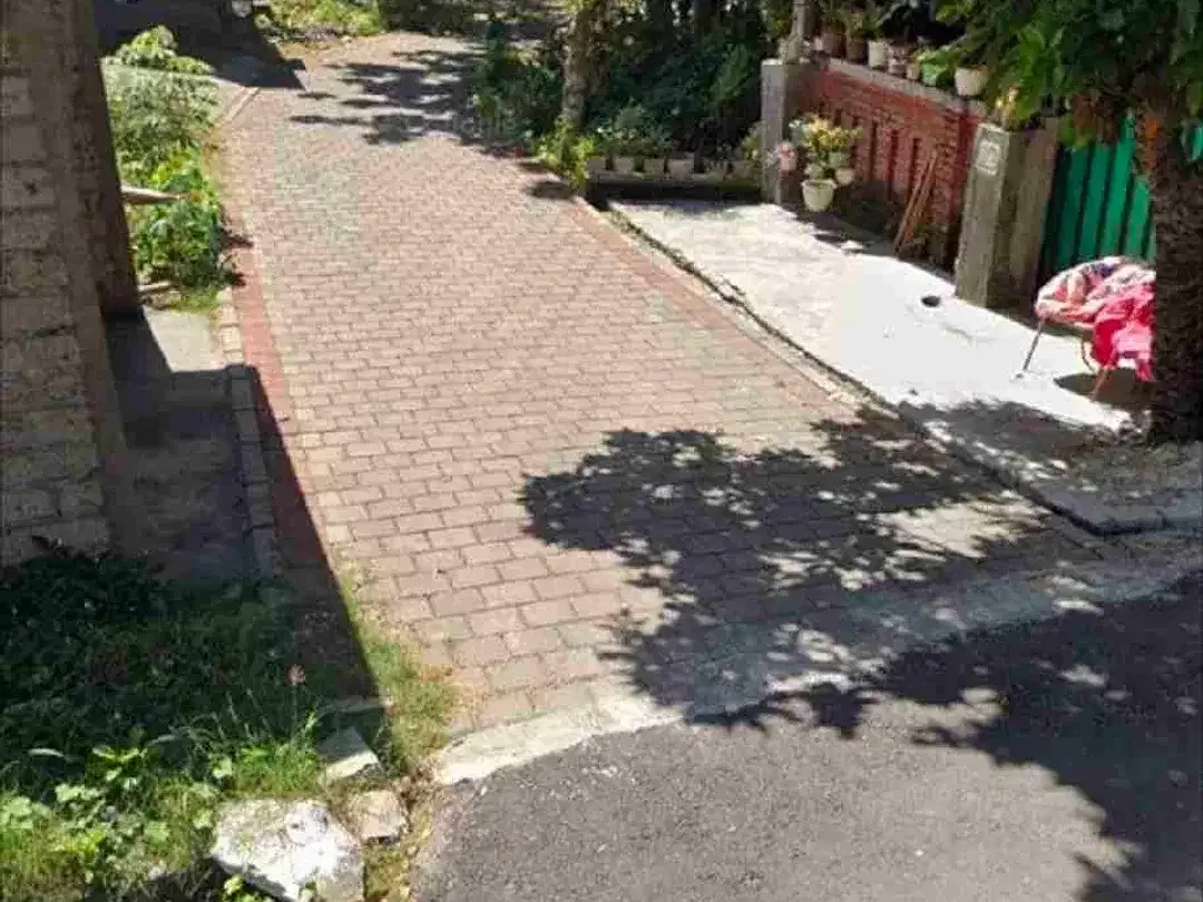 JUAL TANAH 200m2 LOKASI STRATEGIS JL TAMAN GIRI - BENOA, SANGAT COCOK UNTUK RUMAH TINGGAL - Image 2 of 6