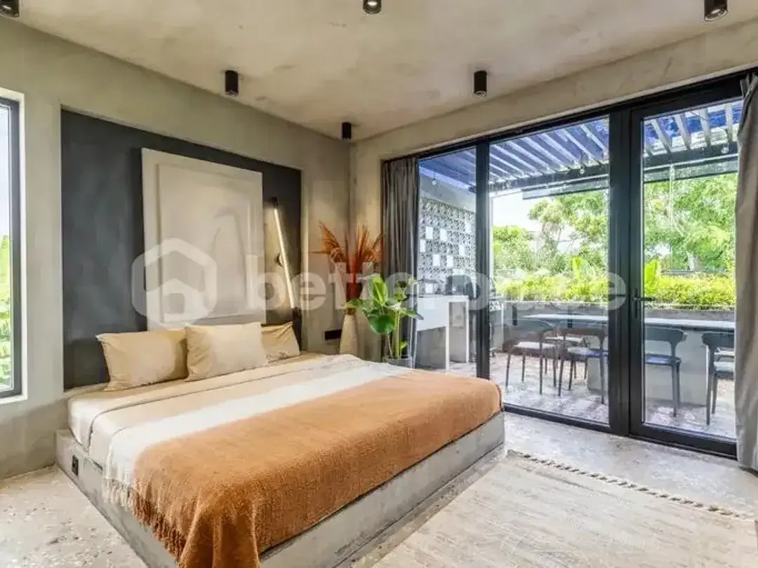 Prestigious 4-Bedroom Canggu Villa with Elegant Enclosed Living Spaces, Luxury Amenities, and Strong Real Estate Investment Opportunity in Bali - Image 9 of 10