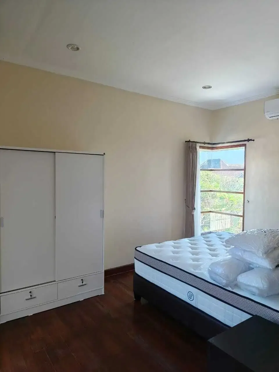 RUMAH SIAP HUNI 4BR FURNISHED LOKASI KESAMBI KEROBOKAN - Image 8 of 10