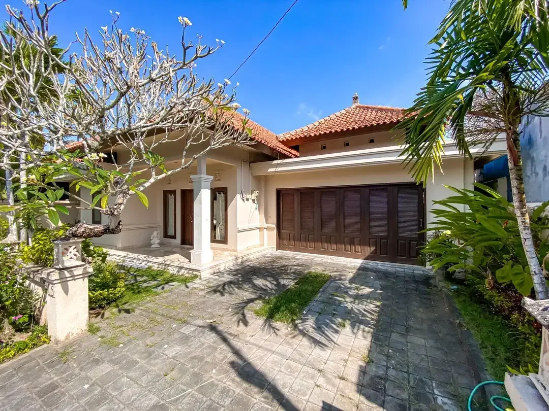 PRIVATE BALINESE STYLE VILLA AT ONE GATED AREA BENOA - Image 5 of 10