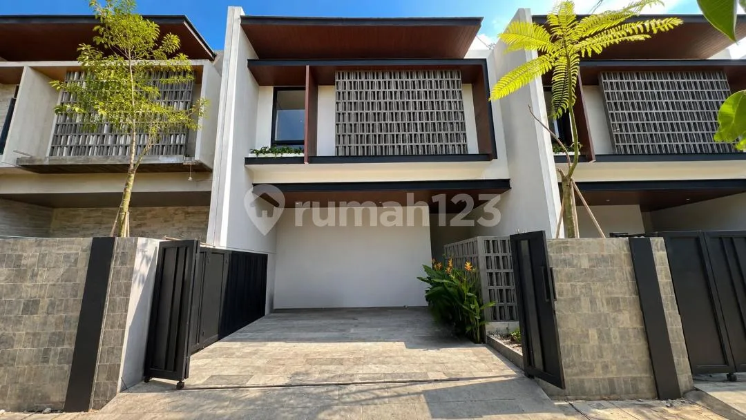 Dijual Rumah Semi Villa Siap Huni 3 Kamar Tidur SHM di Kerobokan Bali - Image 2 of 4