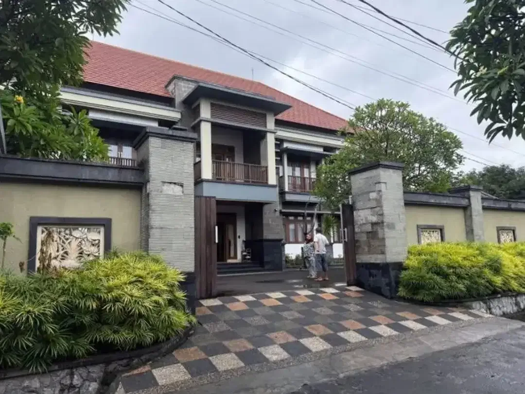 Dijual Rumah Mewah 8Kamar Kawasan Elite Moh Yamin Renon Denpasar - Image 6 of 10