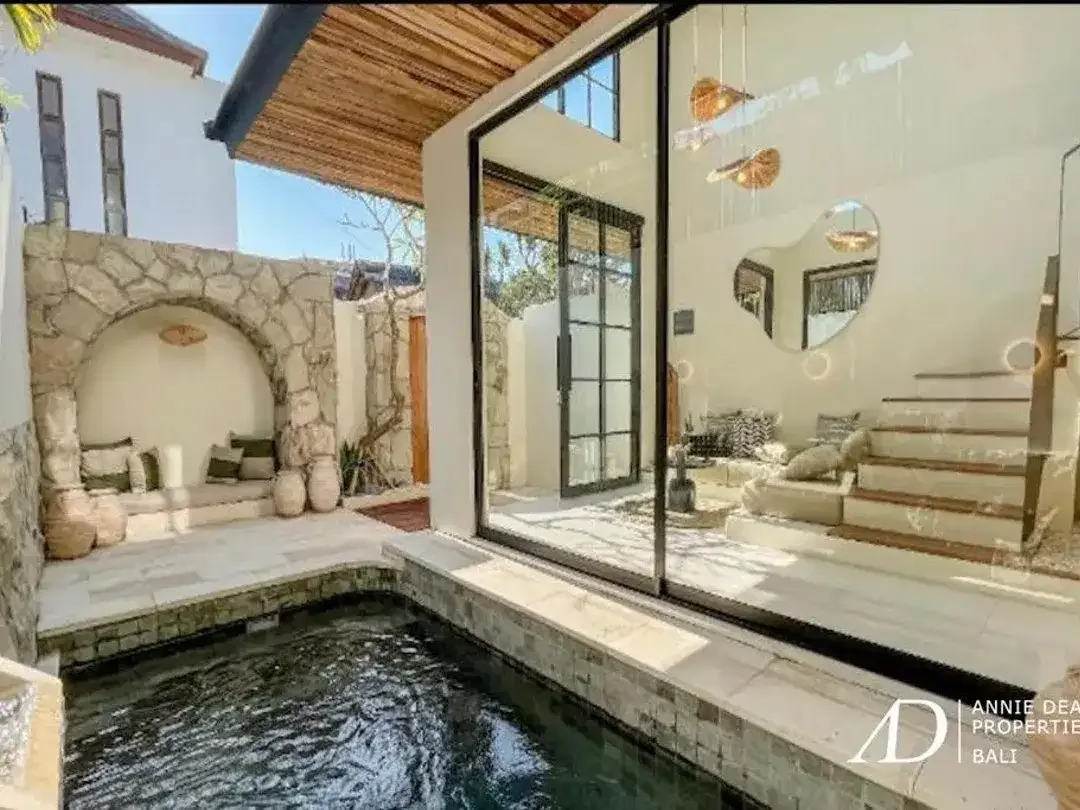 LEASEHOLD | MEDITERRANEAN-STYLE 2-BEDROOM VILLA - OBEROI, SEMINYAK - Image 1 of 8