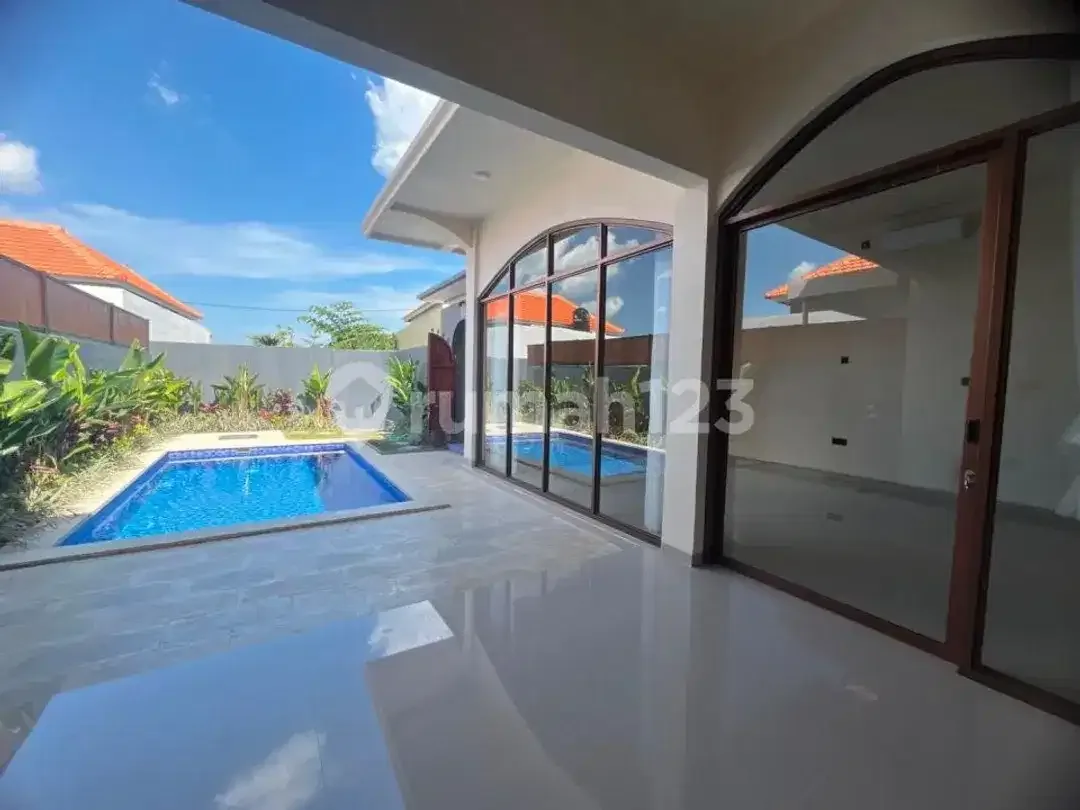 Villa Modern Tropis Merta Agung Kerobokan, Lt200 Lb120, Kolam Renang Privat, Rp 200 Juta/Tahun - Image 2 of 5