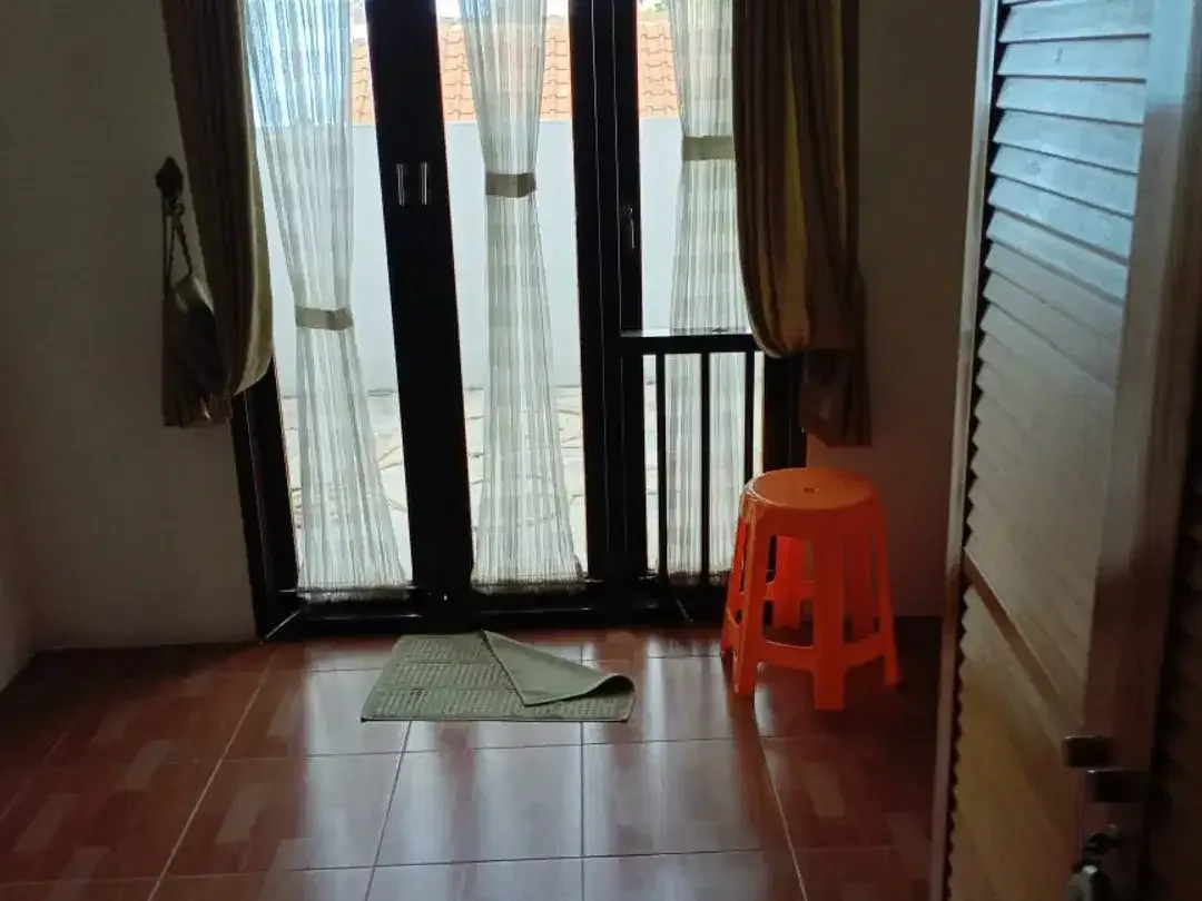 Dijual rumah terawat nyaman dan aman 2 lantai dekat gunung catur dan kebo iwa posisi hook lokasi gatsu barat denpasar - Image 5 of 9