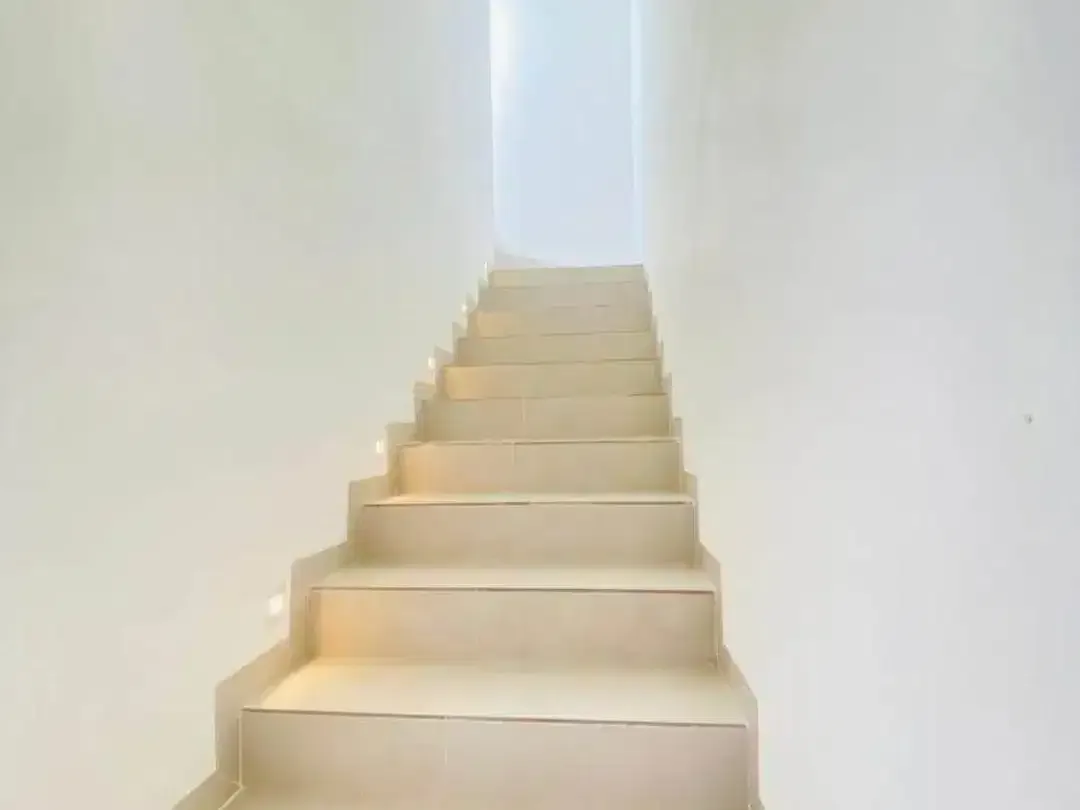 Hunian Modern Minimalis untuk Keluarga di Pusat Kota - Image 4 of 10