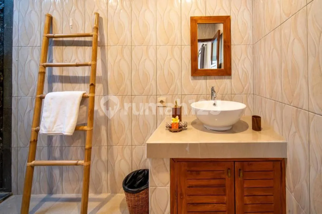 Villa Mewah Strategis Furnish Kolam Renang Dekat Pantai, Padonan - Image 1 of 4