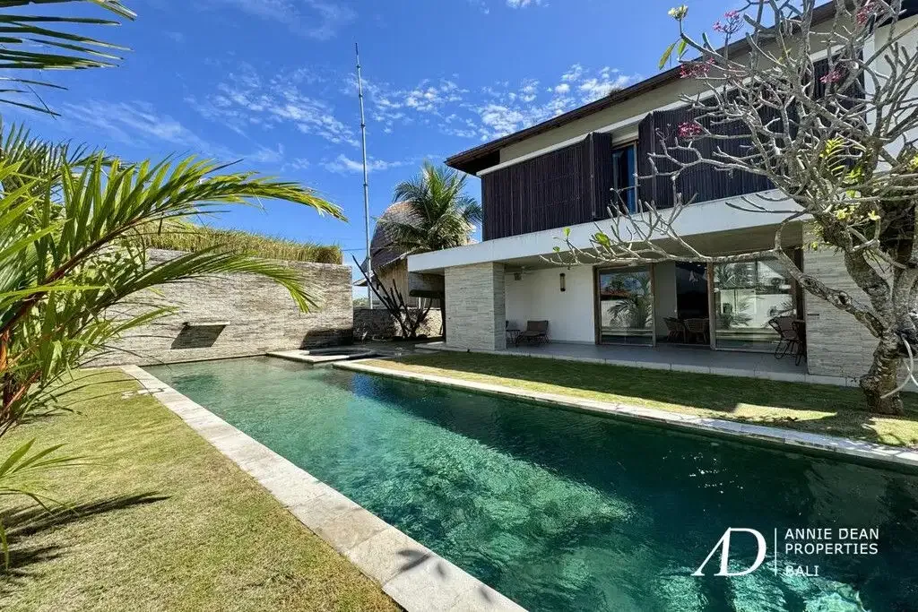 FREEHOLD | CLASSIC MODERN VILLA WALK TO THE BEACH IN CEMAGI - Image 1 of 10