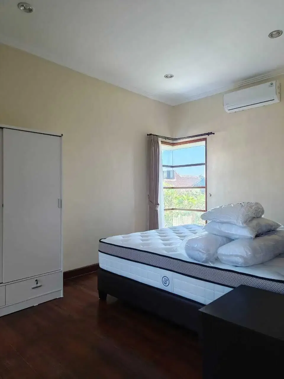 RUMAH SIAP HUNI 4BR FURNISHED LOKASI KESAMBI KEROBOKAN - Image 2 of 10