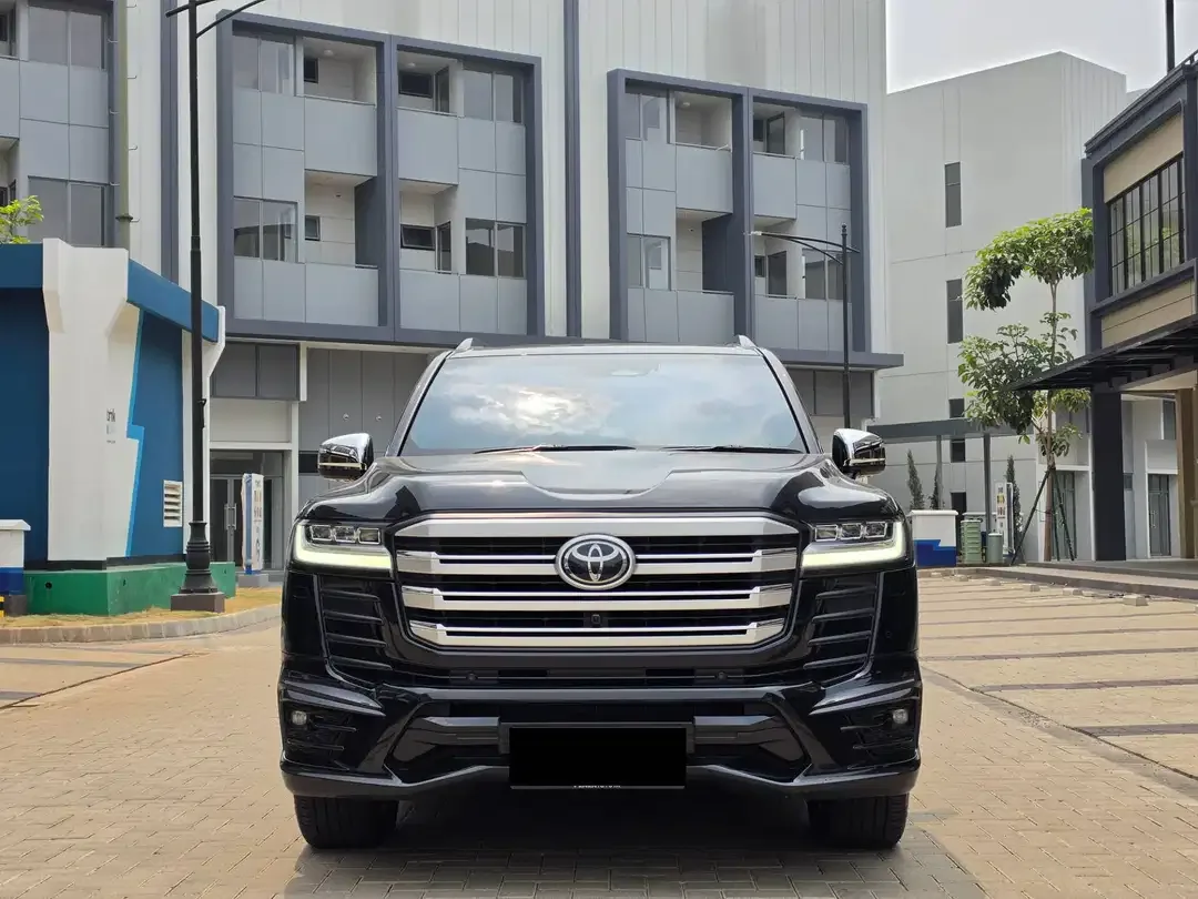 Toyota Land Cruiser 300 VXR 4x4 - Image 2 of 10