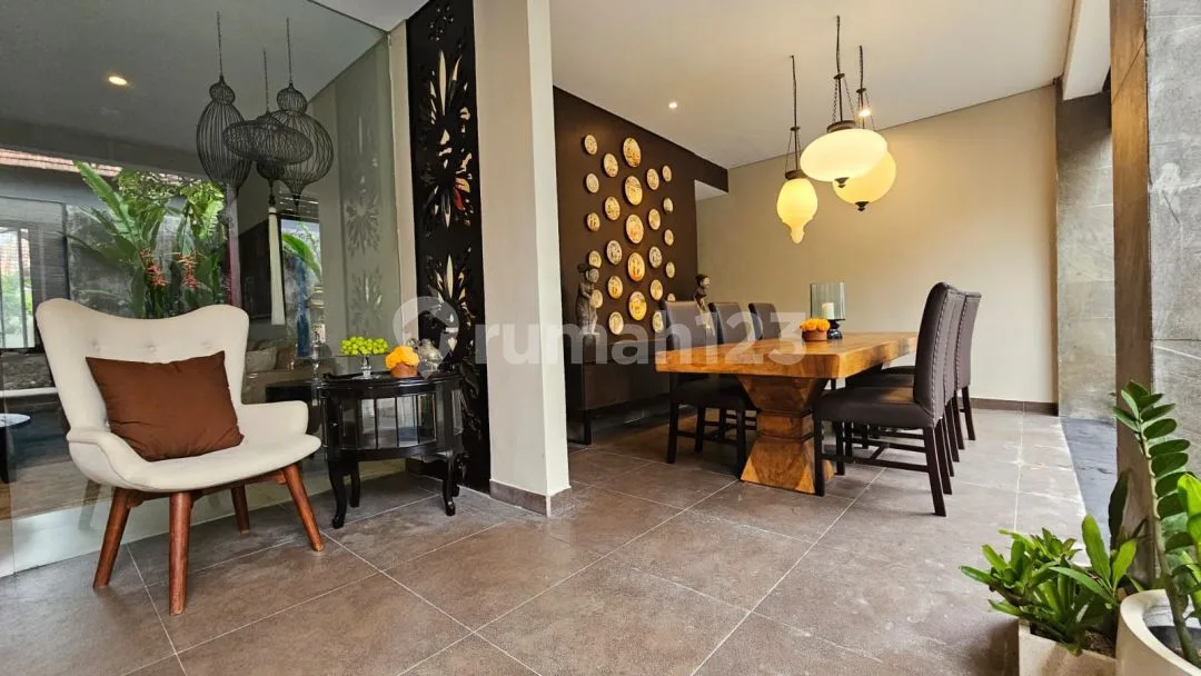 Rumah Tropis Modern di Kawasan Premium Renon, Denpasar, Furnished, Dekat dengan Kawasan Sanur - Image 4 of 4