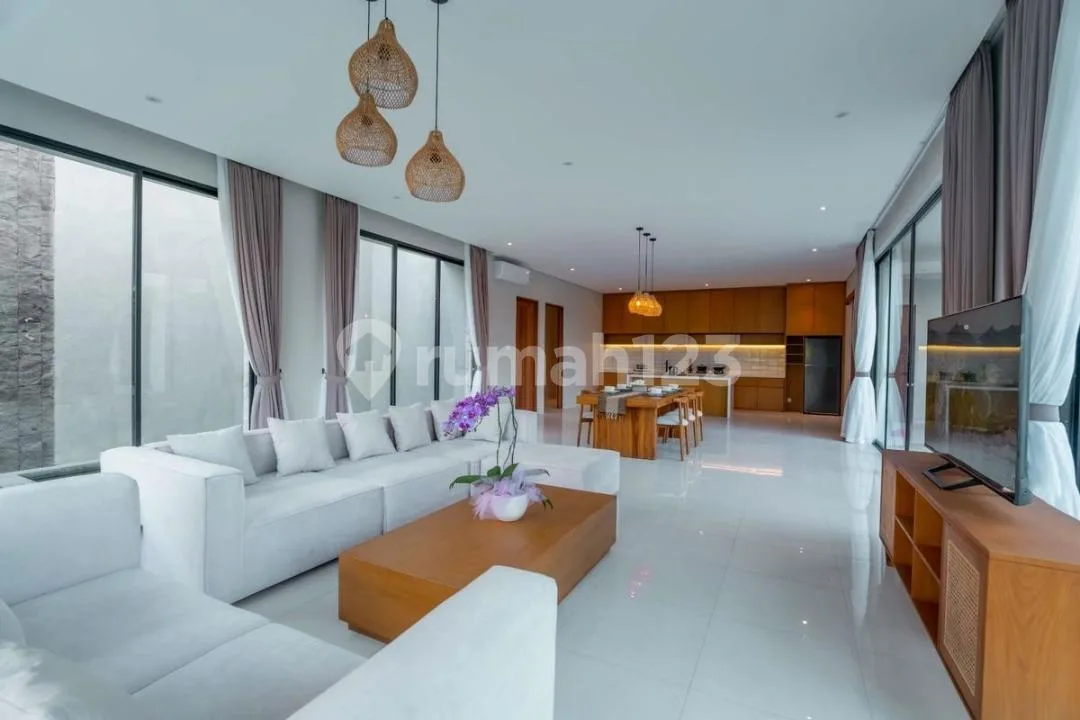 Hak Milik Villa Mewah 4 Kamar Tidur di Canggu - Image 2 of 4
