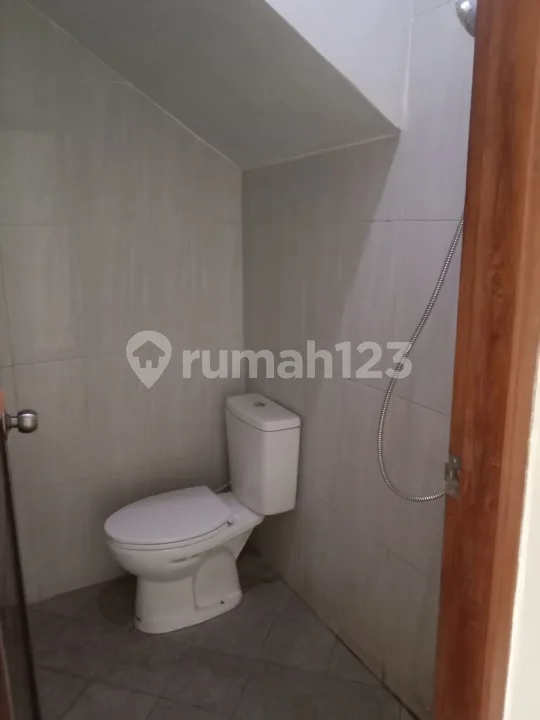 Disewakan Sisa 1 Unit! Rumah Aman 2 Lantai di Taman Pancing Timur, One Gate & Ada Security - Image 3 of 4