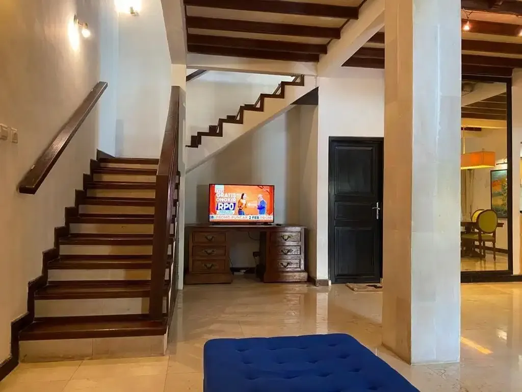 Three-Bedroom Classic House In A Quiet Area - Image 4 of 10