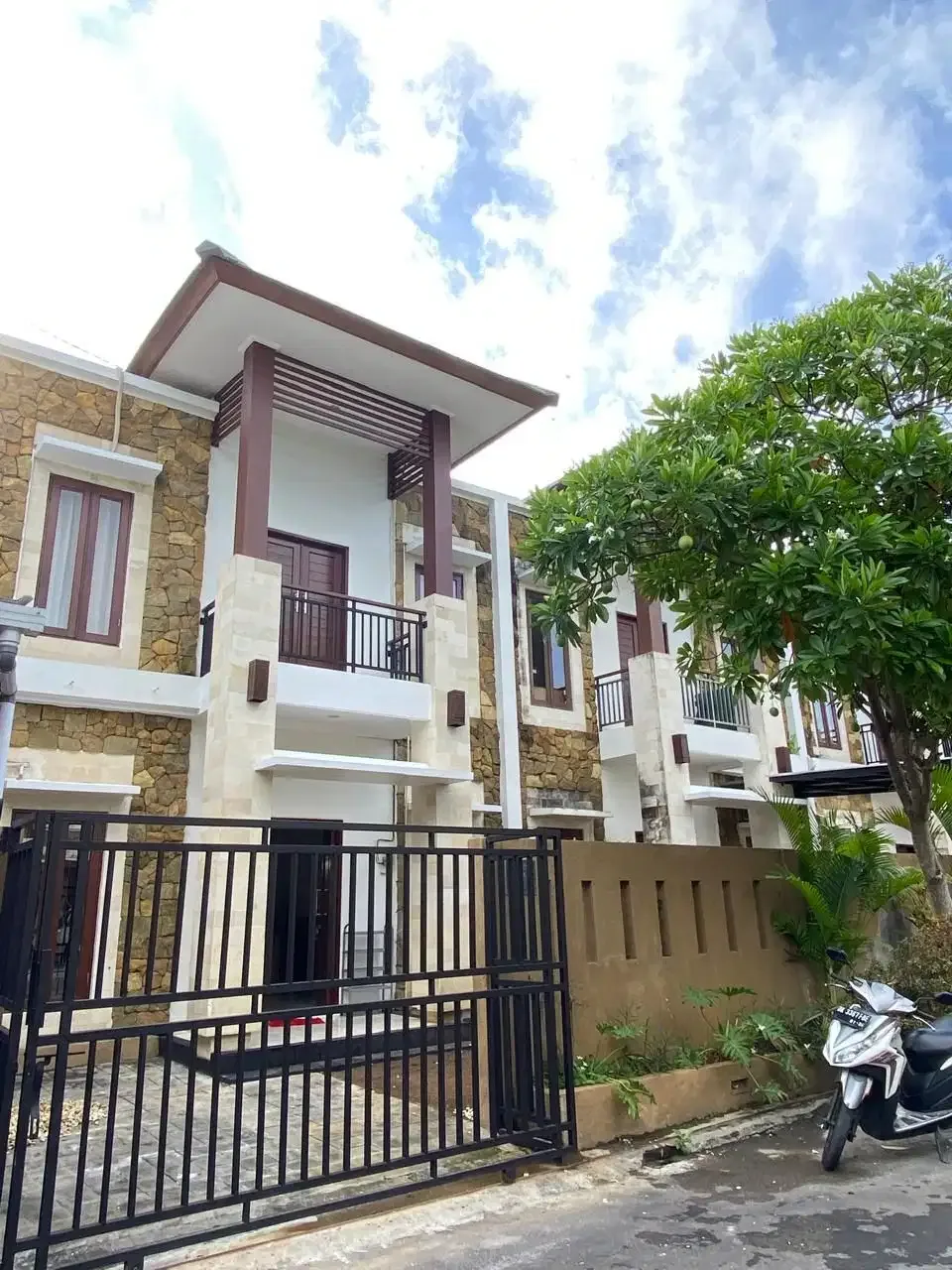 Dijual Murah Rumah Lantai 2 One Gate System Nusa Dua Fully Furnished - Image 1 of 10