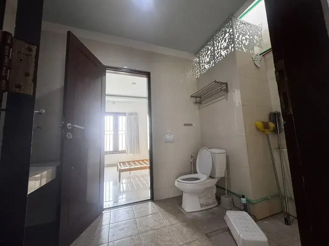 Rumah 2 Lantai Lokasi Strategis Gatsu Barat 4 Kamar Tidu Lingkungan Tenang - Image 3 of 10