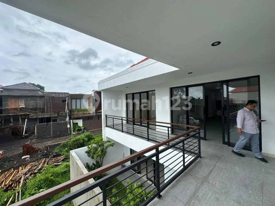Brand new 5 bedrooms villa 330m2 di batur sari Sanur Bali - Image 2 of 4