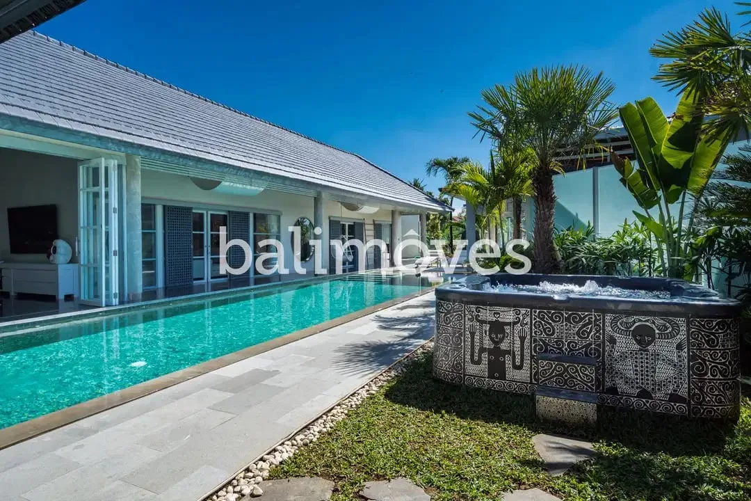 Villa Luas Empat Kamar Tidur Di Tepi Pantai Sanur - Image 5 of 10