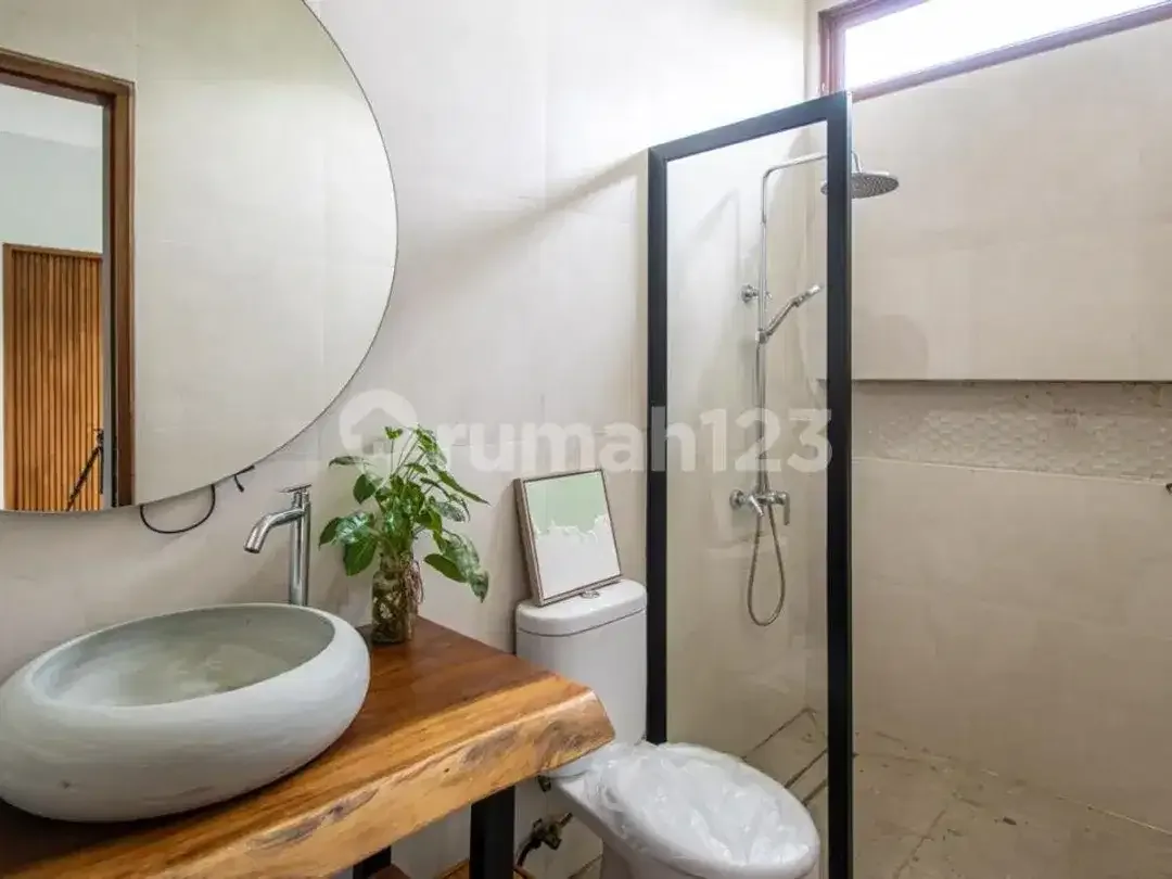 Investasi Villa Terbaik dengan Konsep Open Living Berbalkon Luas - Image 1 of 10