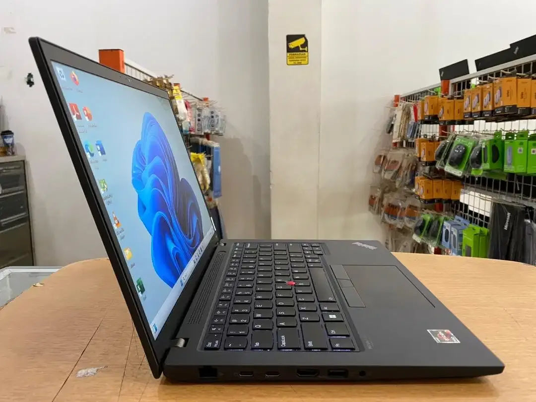 Lenovo ThinkPad P14S G3 Amd Ryzen 7 Pro 6850U Ram 16GB SSD 512GB Mulus - Image 3 of 10