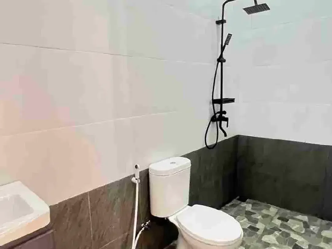 Di sewakan rumah semi furnished area pusat kota renon Denpasar. Minimal sewa 2 th. - Image 9 of 10