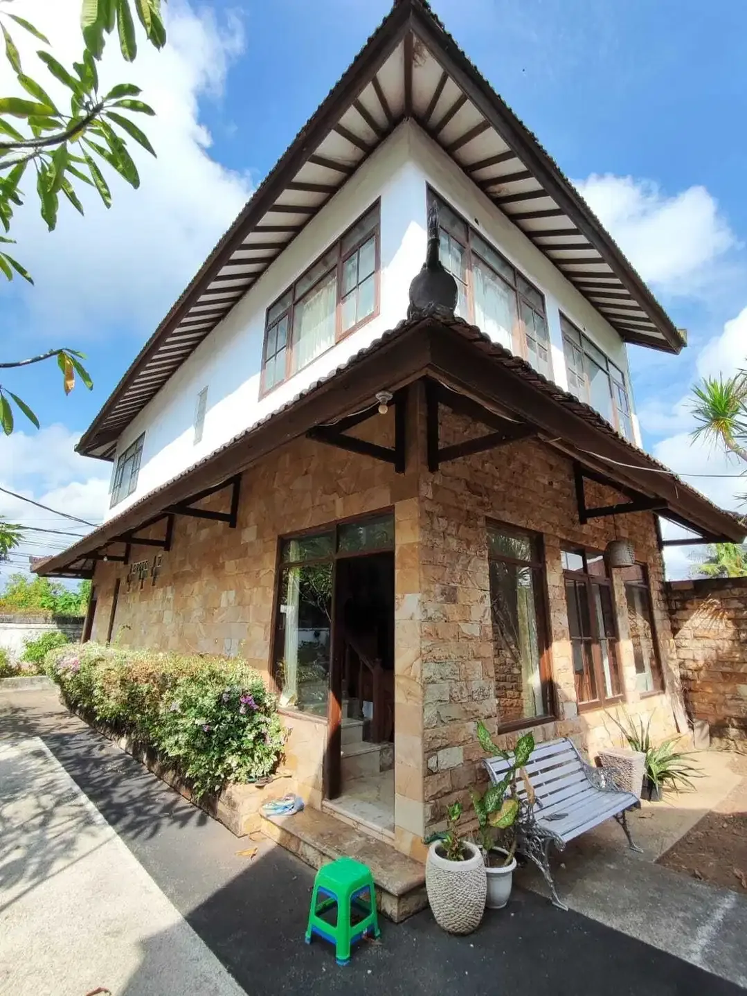 rumah 5 kmr di jimbaran bawah,strategis area,jln besar,dkt pasar - Image 1 of 10