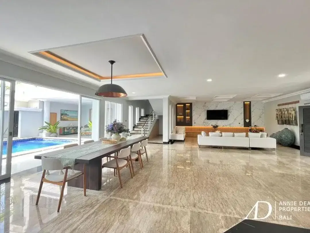 FREEHOLD | MODERN 4-BEDROOM VILLA IN JIMBARAN WITH OCEAN VIEWS - Image 4 of 10